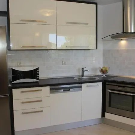 House Pine Tree - Three Bedroom With Pool Holiday home
