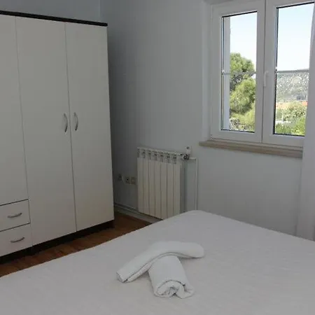 House Pine Tree - Three Bedroom With Pool Holiday home