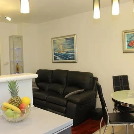 House Pine Tree - Three Bedroom With Pool