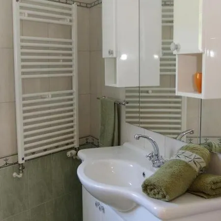 House Pine Tree - Three Bedroom With Pool Holiday home