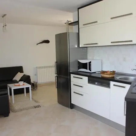 House Pine Tree - Three Bedroom With Pool