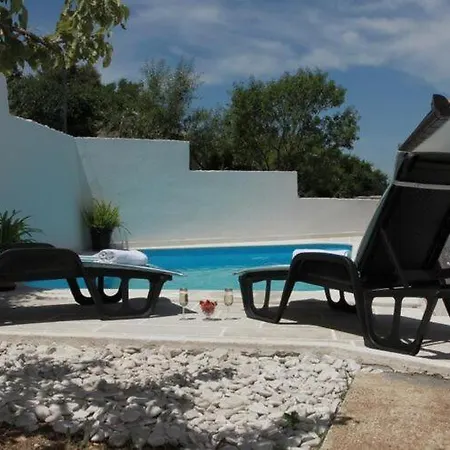 House Pine Tree - Three Bedroom With Pool Holiday home *