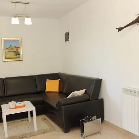 Holiday home House Pine Tree - Three Bedroom With Pool Nerezisca