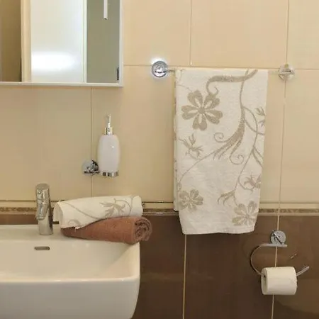 House Pine Tree - Three Bedroom With Pool Holiday home Nerezisca