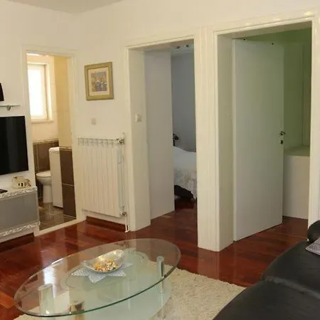 House Pine Tree - Three Bedroom With Pool