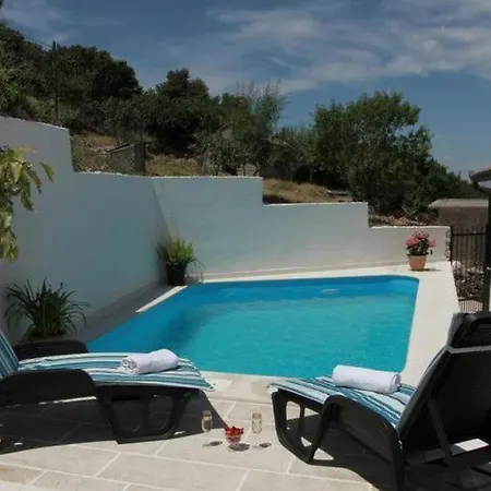 House Pine Tree - Three Bedroom With Pool * Nerezisca