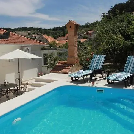 House Pine Tree - Three Bedroom With Pool Holiday home