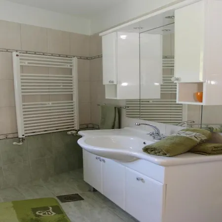 House Pine Tree - Three Bedroom With Pool Prázdninový dům *