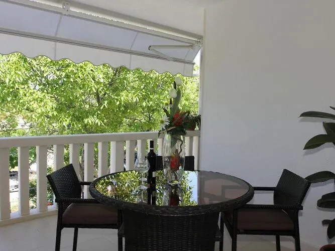 House Pine Tree - Three Bedroom With Pool Nerezisca