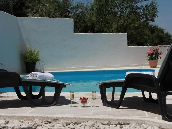 House Pine Tree - Three Bedroom With Pool * Nerezisca