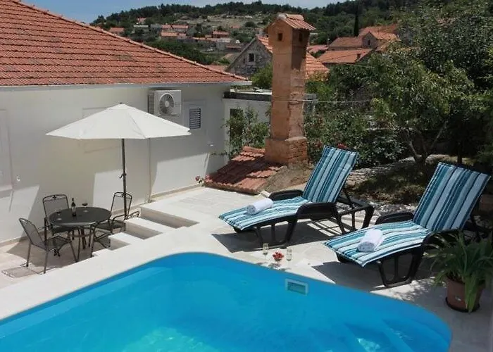 Vakantiehuis House Pine Tree - Three Bedroom With Pool