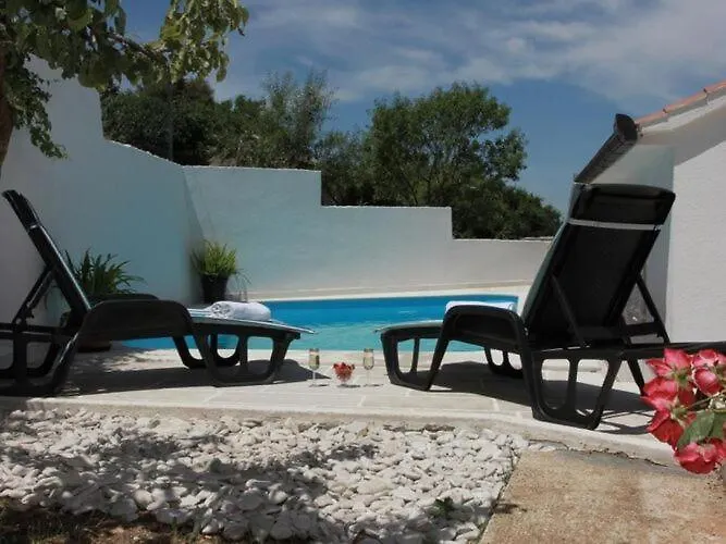 House Pine Tree - Three Bedroom With Pool Vakantiehuis *