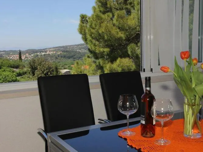 Vakantiehuis House Pine Tree - Three Bedroom With Pool