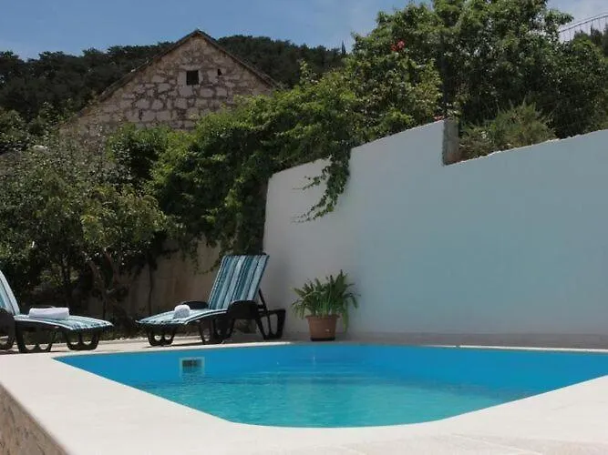 Vakantiehuis House Pine Tree - Three Bedroom With Pool Nerezisca