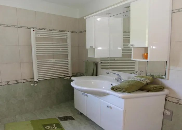 House Pine Tree - Three Bedroom With Pool Vakantiehuis *